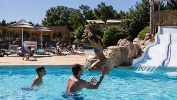 Vacances piscine famille : des séjours qui allient confort et fun